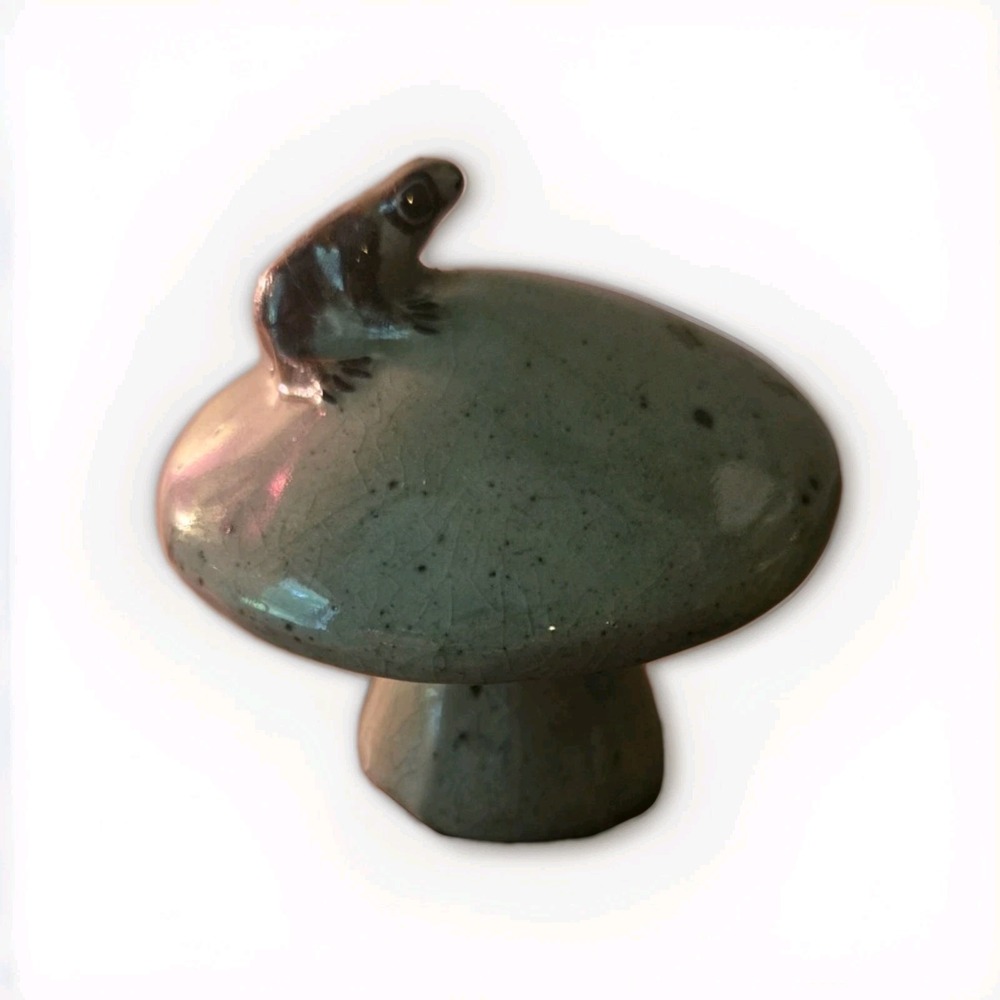 Vintage Studio Pottery Frog Mushroom Figurine Ceramic Toadstool Sculpture‎